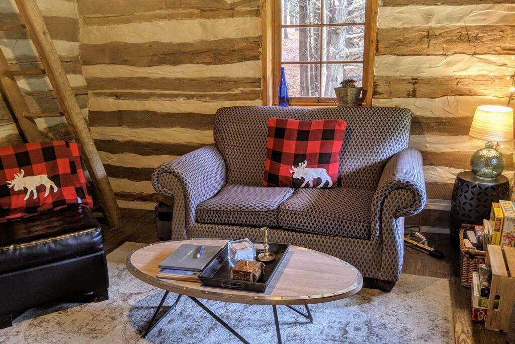 A Rustic Cabin In The Woods Orangeville Exterior foto