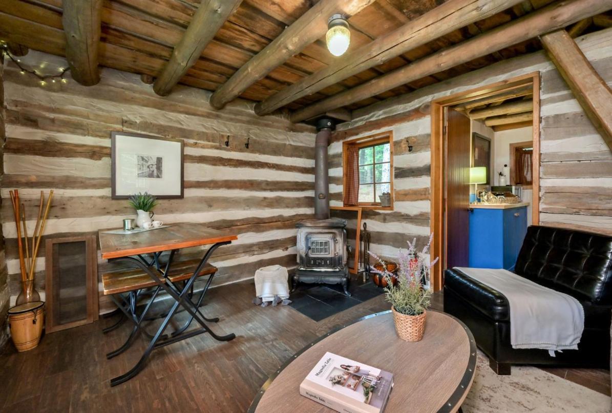 A Rustic Cabin In The Woods Orangeville Exterior foto
