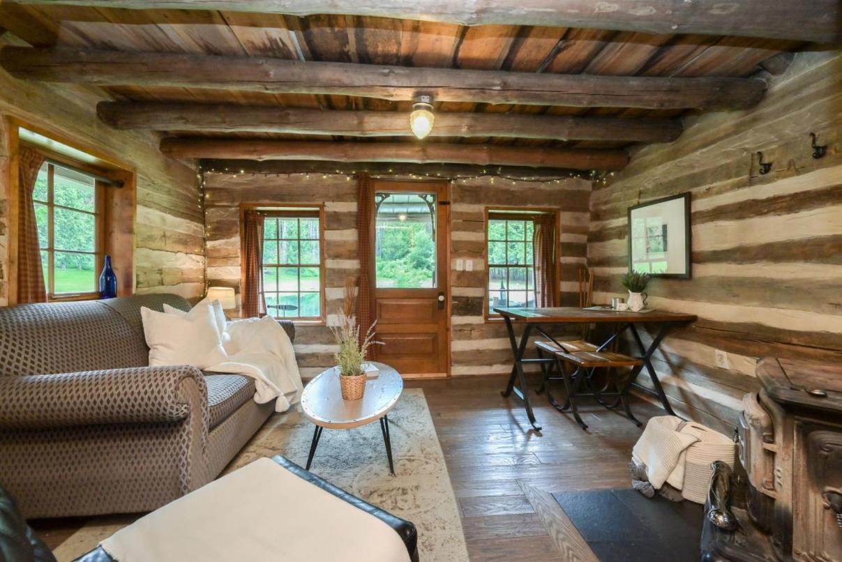 A Rustic Cabin In The Woods Orangeville Exterior foto